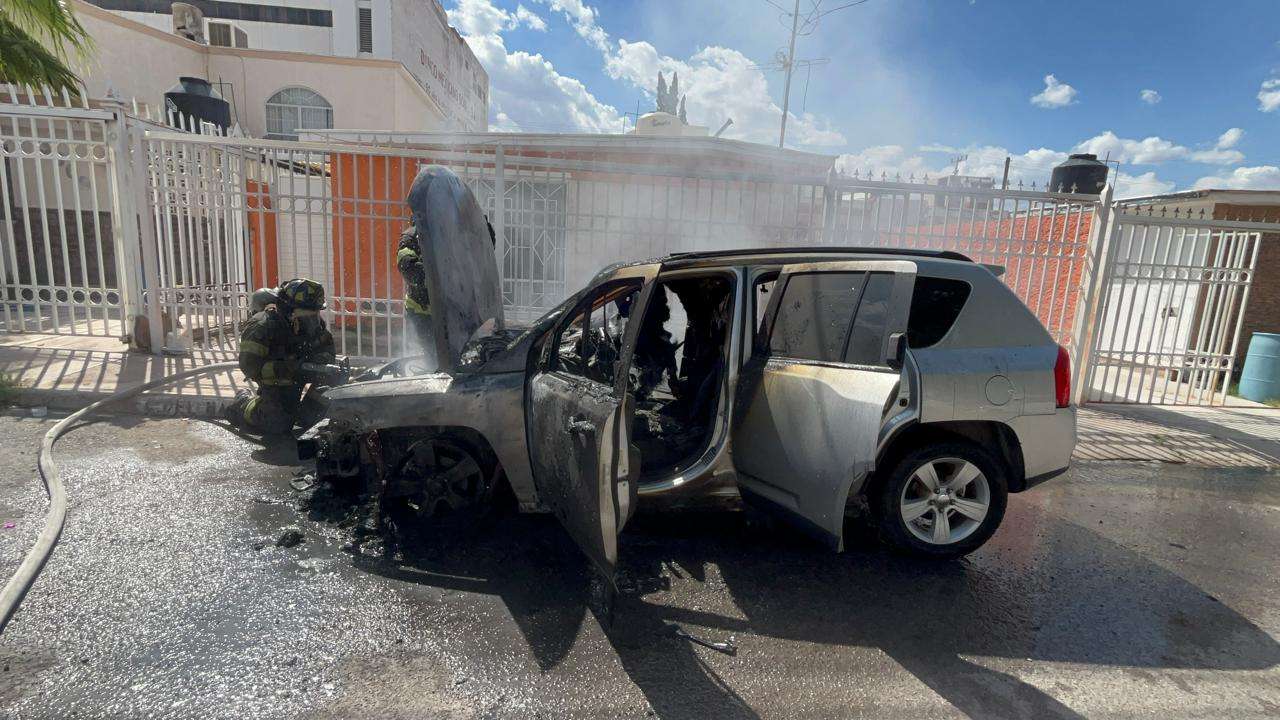 Arde vehículo en calles de la colonia Magisterial