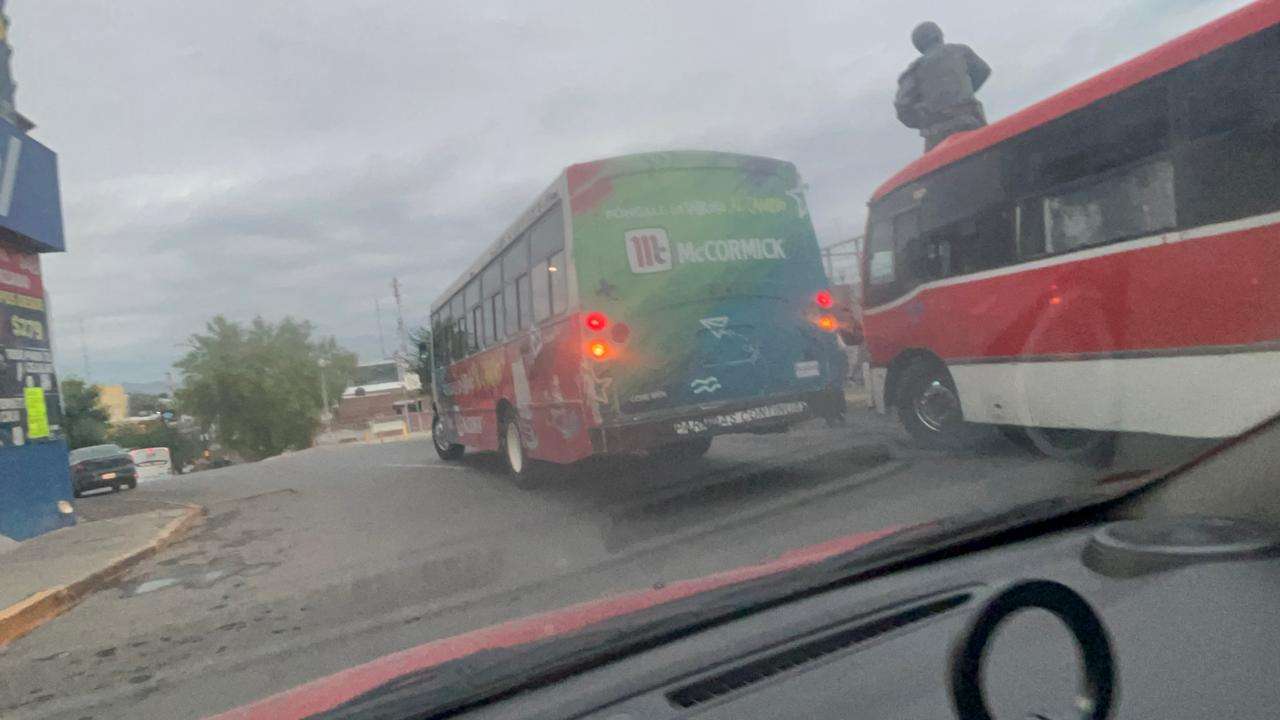 Ocultan con propaganda números de camiones para evadir sanciones