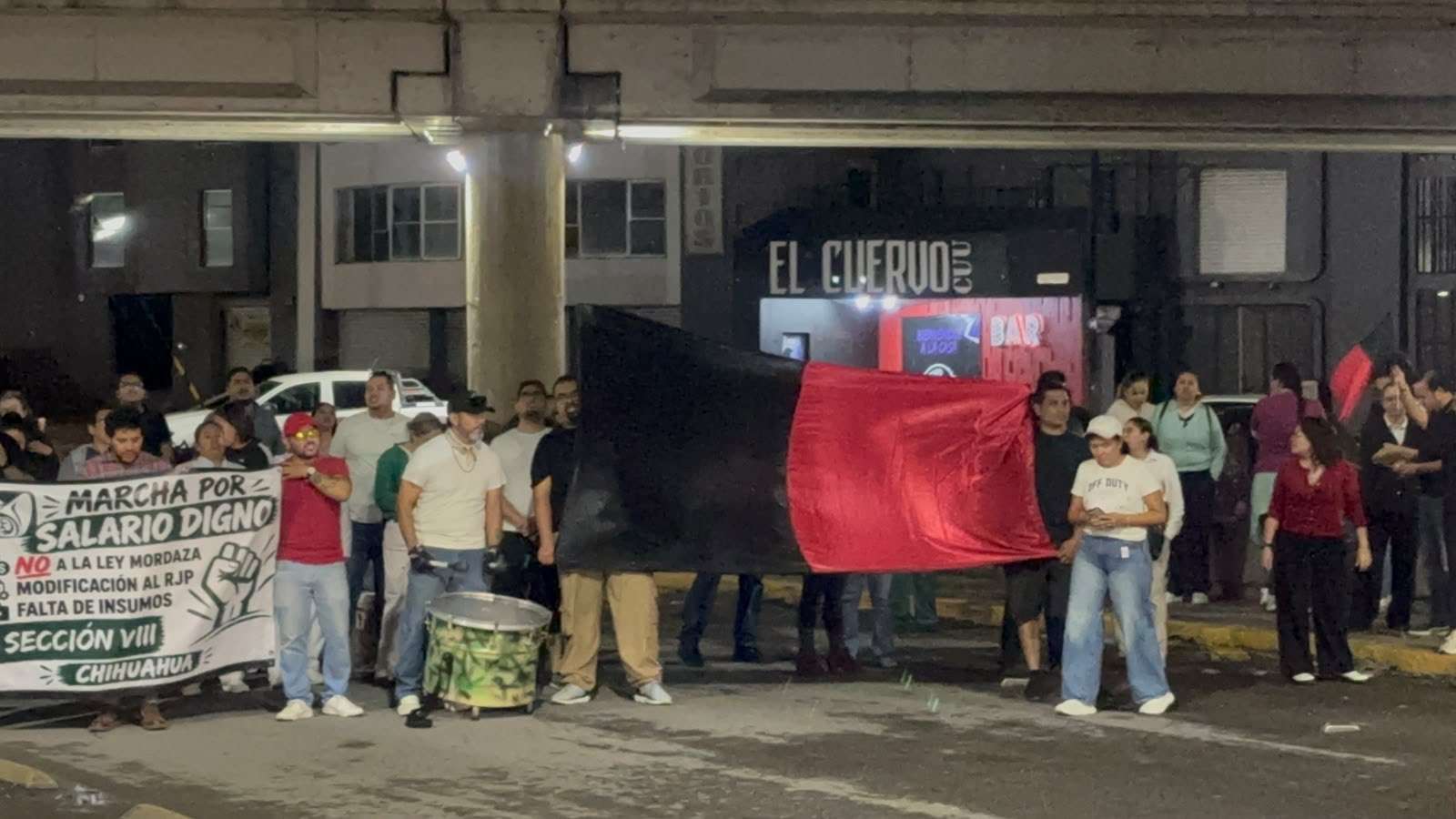 Bloquean empleados del Imss Independencia
