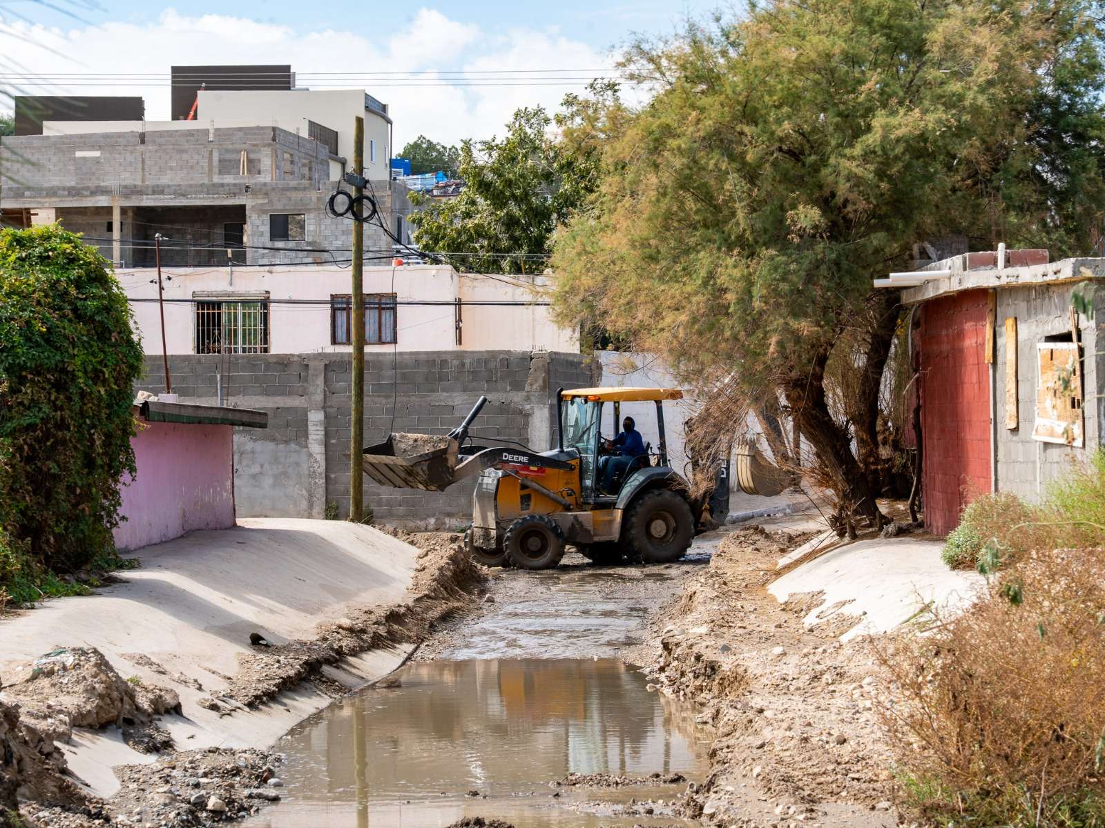 Recorre Director de Jmas zonas afectadas por creciente del Río Bravo
