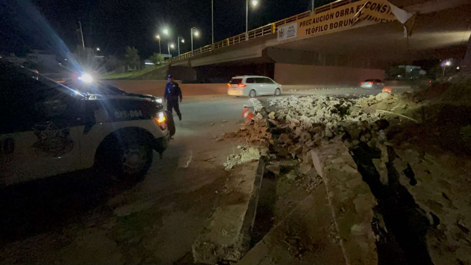 Colapsa muro de contención en puente de la Universidad y Teófilo Borunda