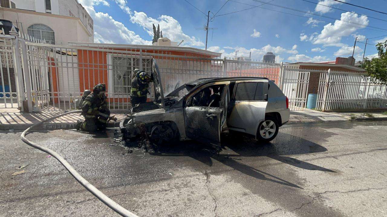 Arde vehículo en calles de la colonia Magisterial