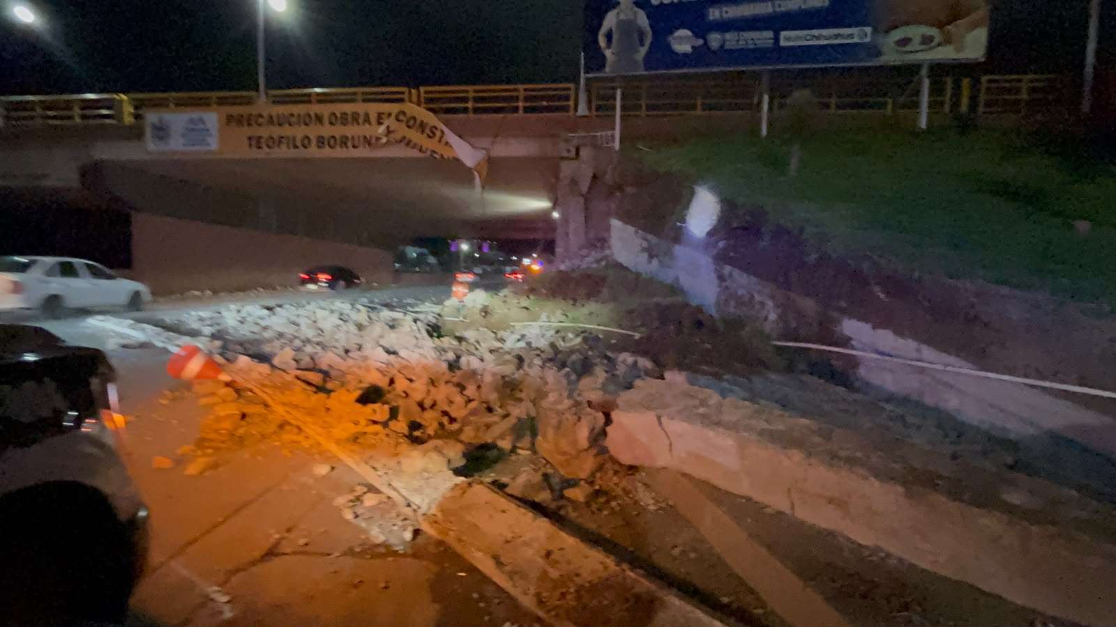 Colapsa muro de contención en puente de la Universidad y Teófilo Borunda
