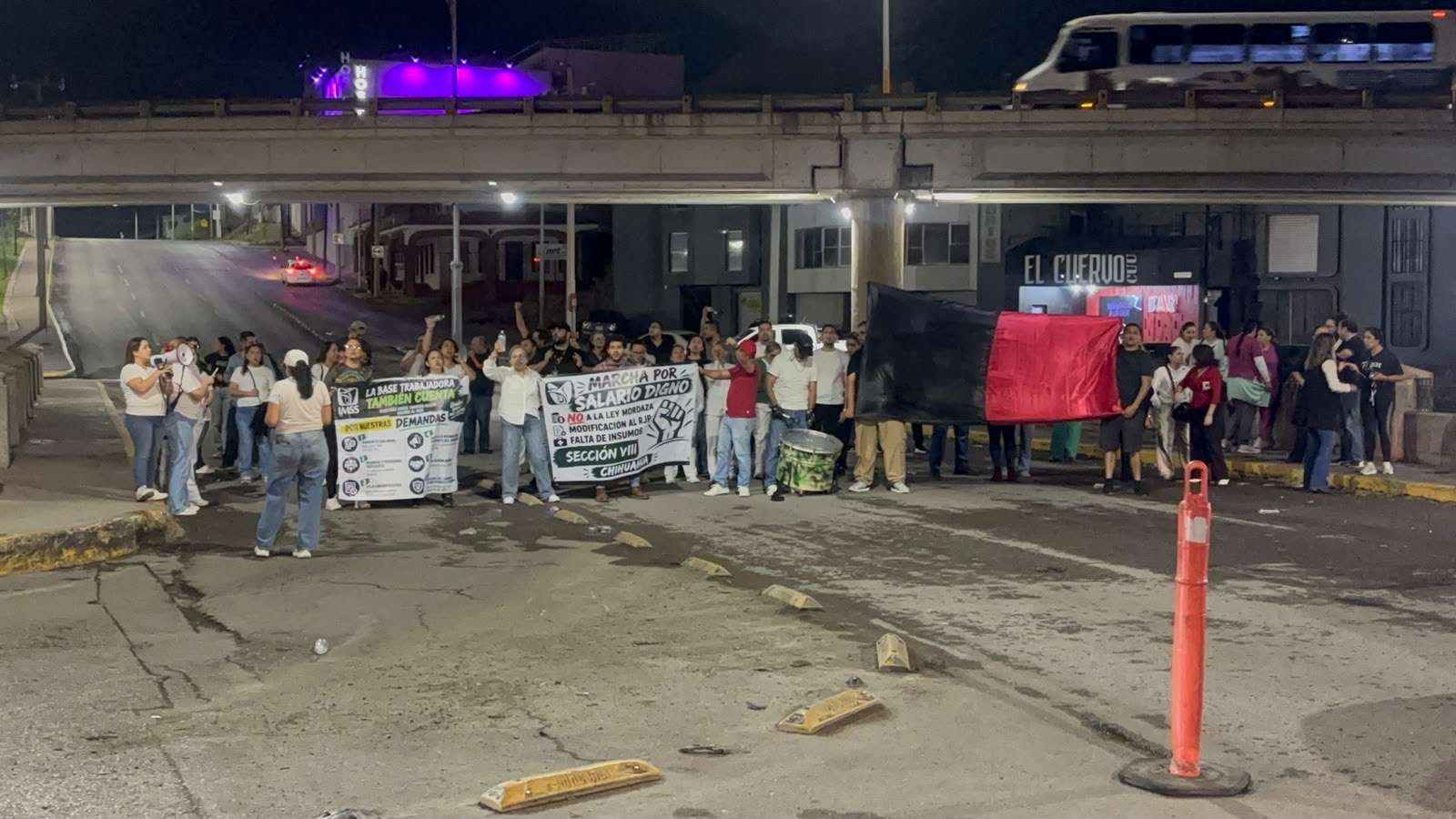 Bloquean empleados del Imss Independencia