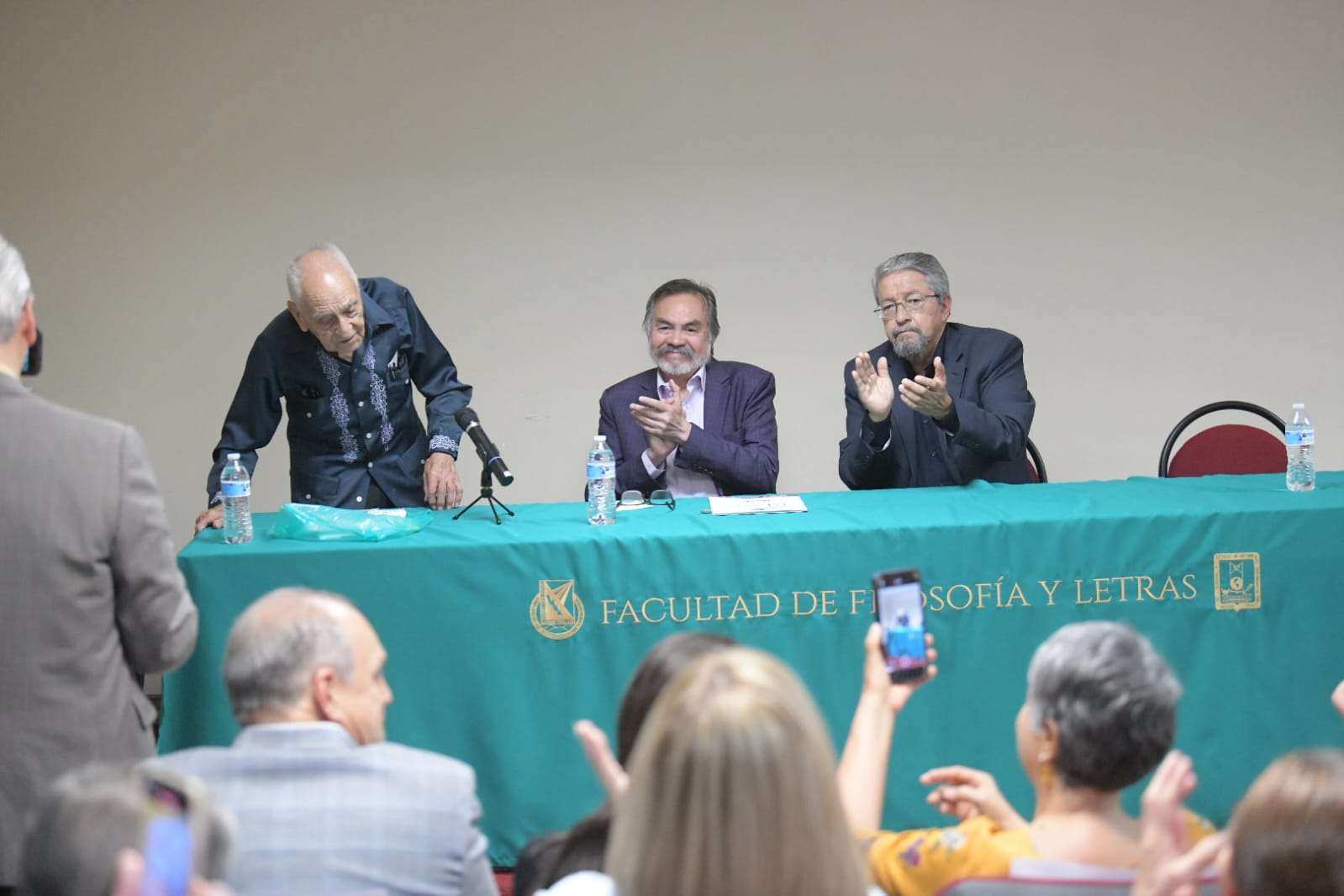 Dona González Raizola su archivo periodístico a la Uach