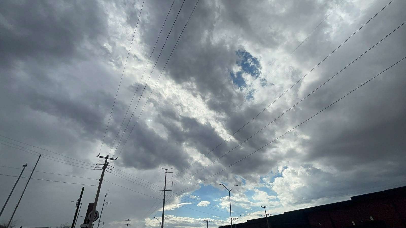 Alcanza termómetro maxima de 28°C con cielo nublado 