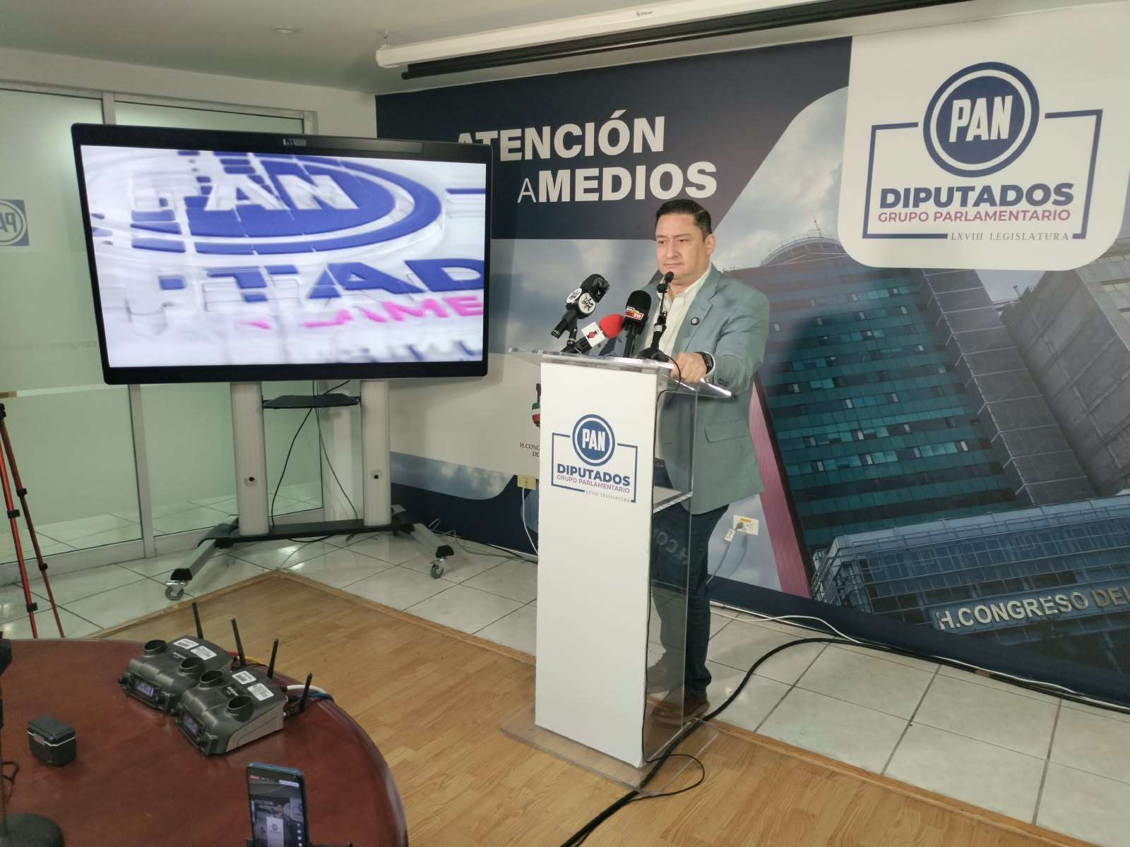 Con el acento no se ganan elecciones: dice Alfredo a Andrea