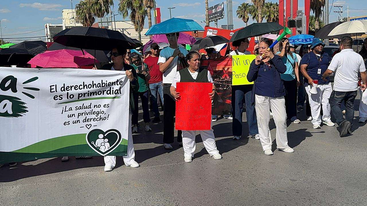 Marchan cientos de empleados del IMSS; cierran la López y la Vicente Guerrero