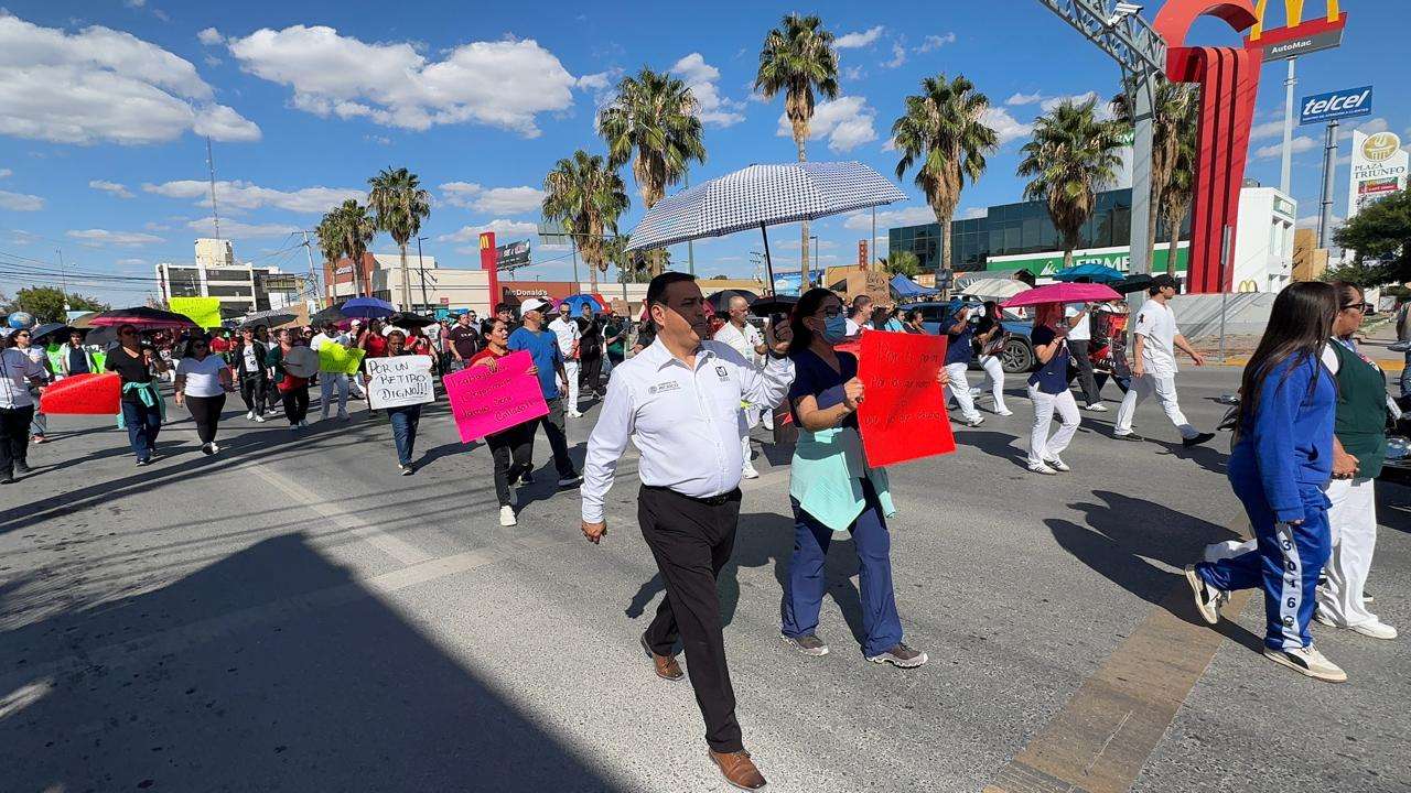 Marchan cientos de empleados del IMSS; cierran la López y la Vicente Guerrero