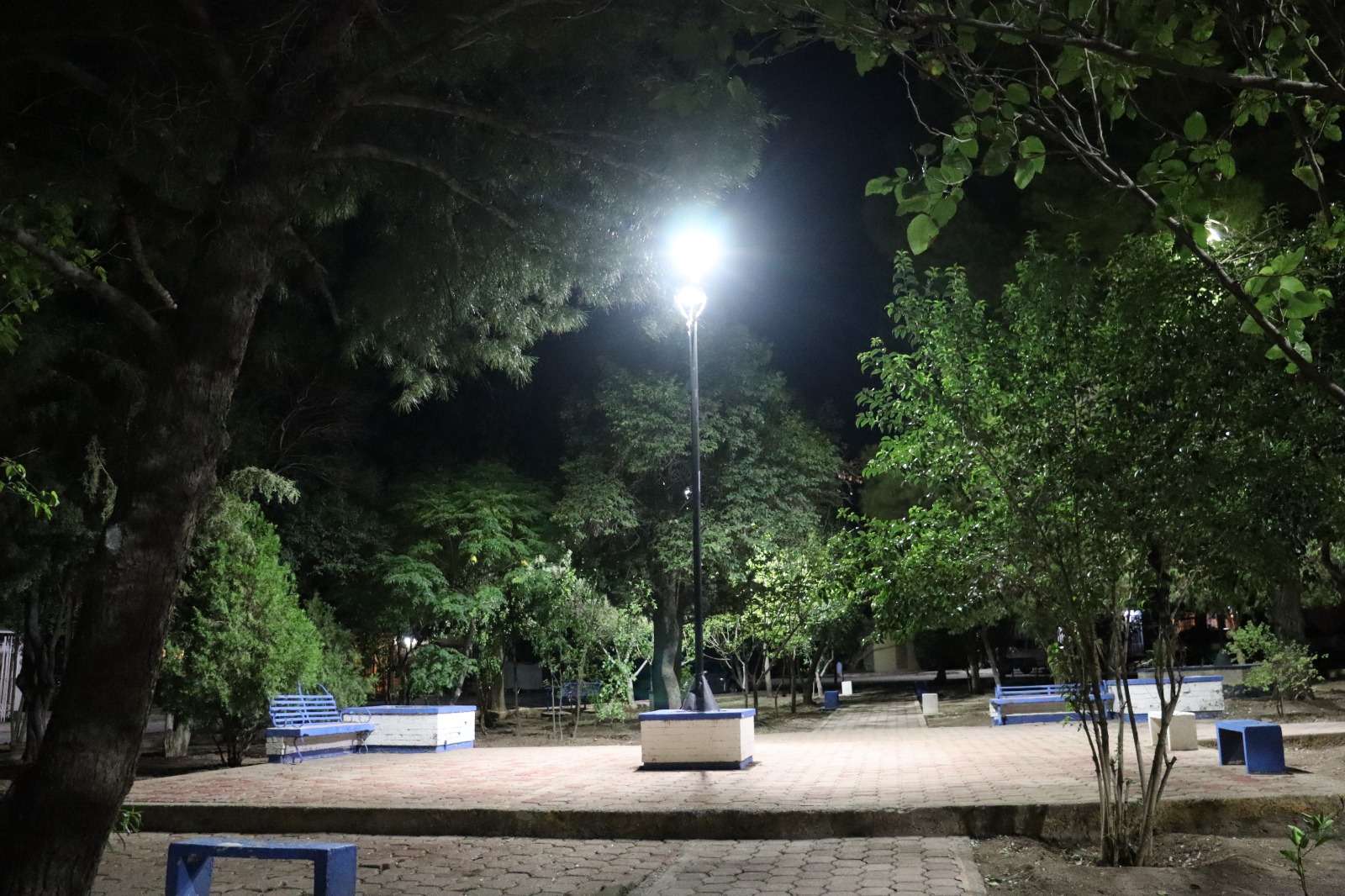 Modernizan iluminación de parques con tecnología LED