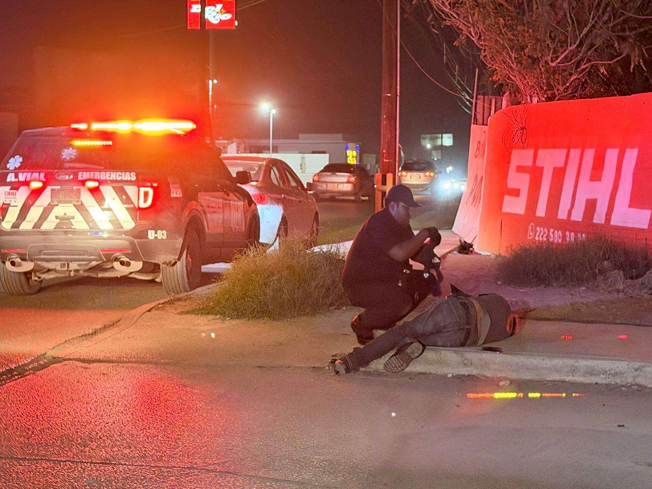 Atropellan a hombre en la colonia Azteca; presenta golpe en la cabeza