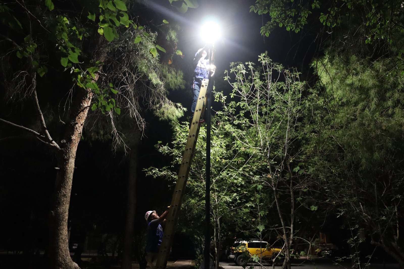 Modernizan iluminación de parques con tecnología LED