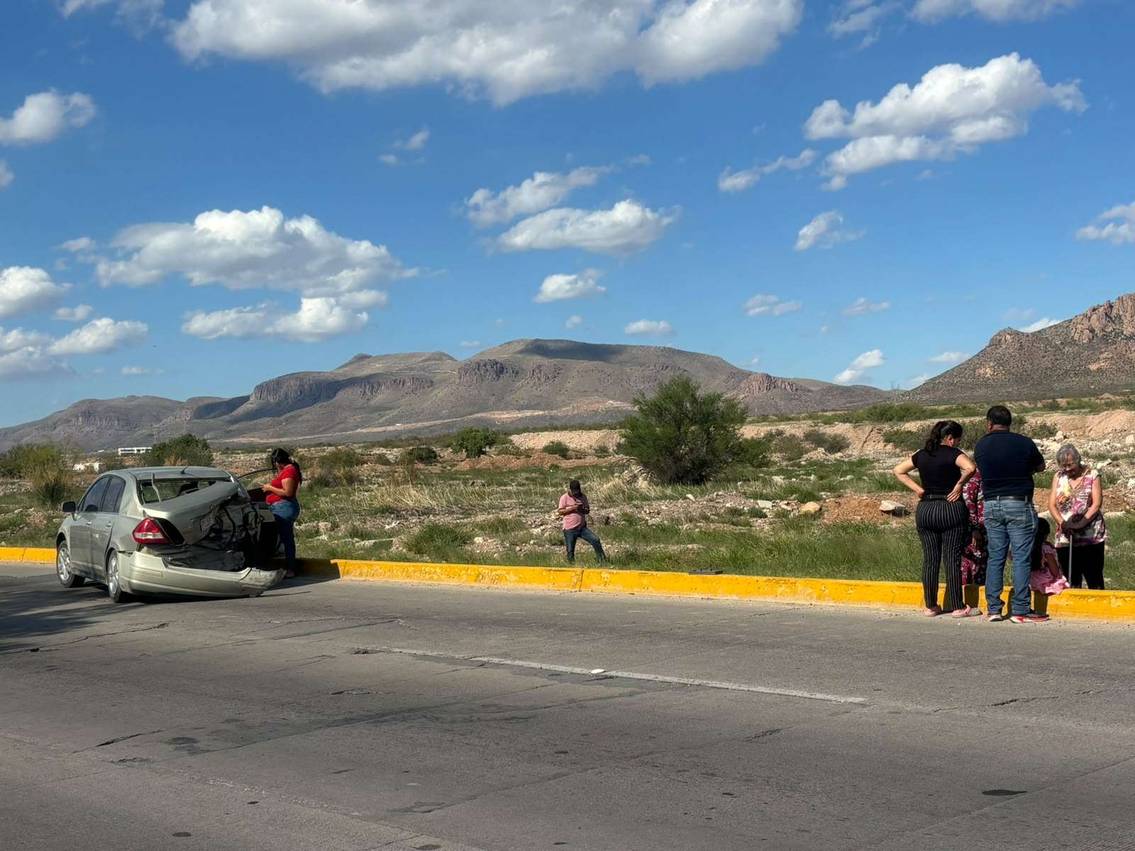 Impacta camioneta contra auto detenido en Vialidad Sacramento