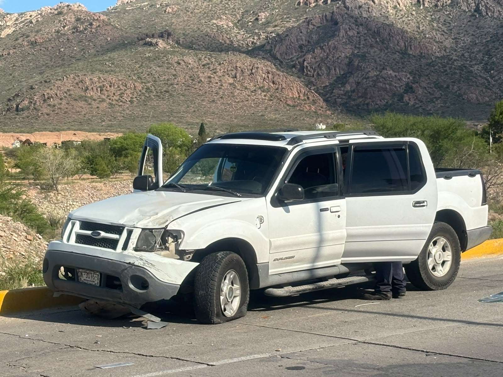 Impacta camioneta contra auto detenido en Vialidad Sacramento