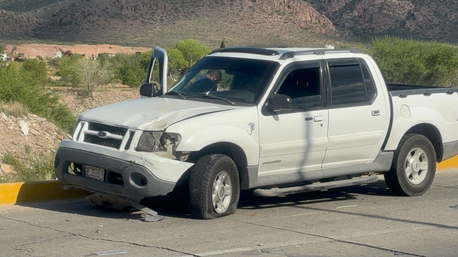 Impacta camioneta contra auto detenido en Vialidad Sacramento