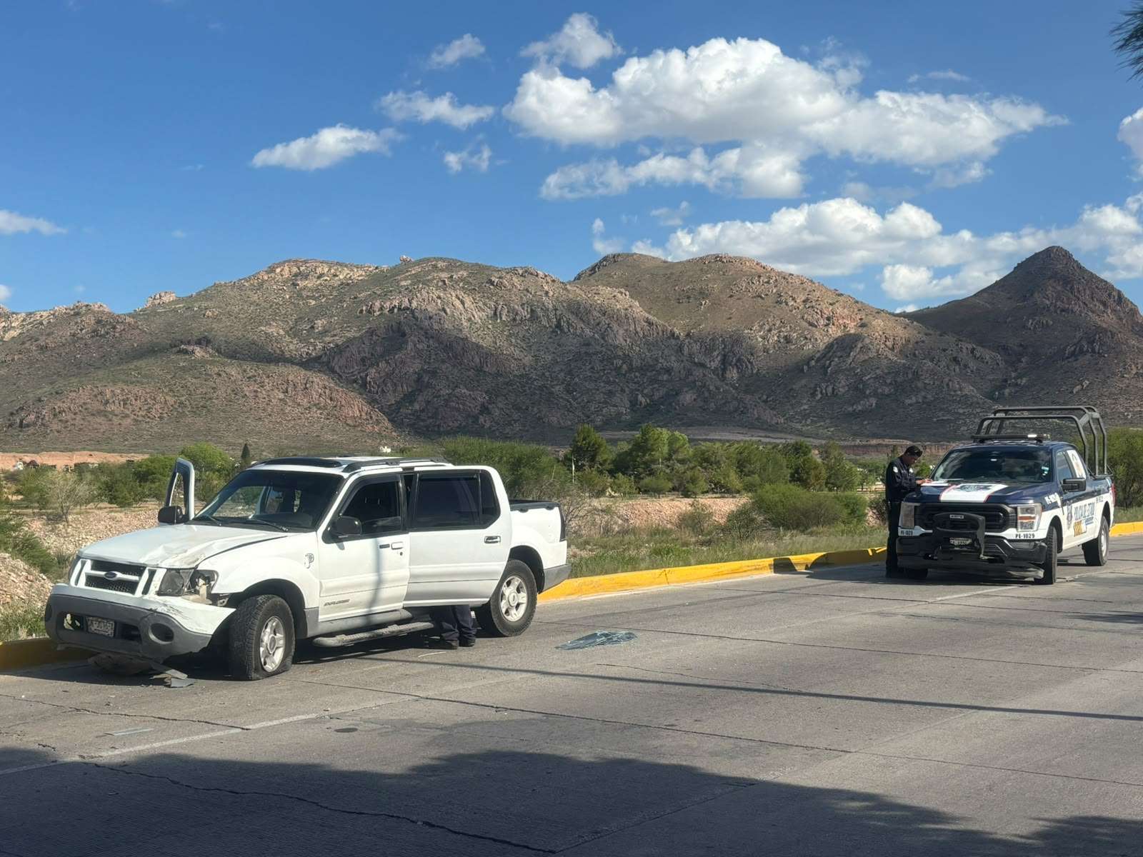 Impacta camioneta contra auto detenido en Vialidad Sacramento