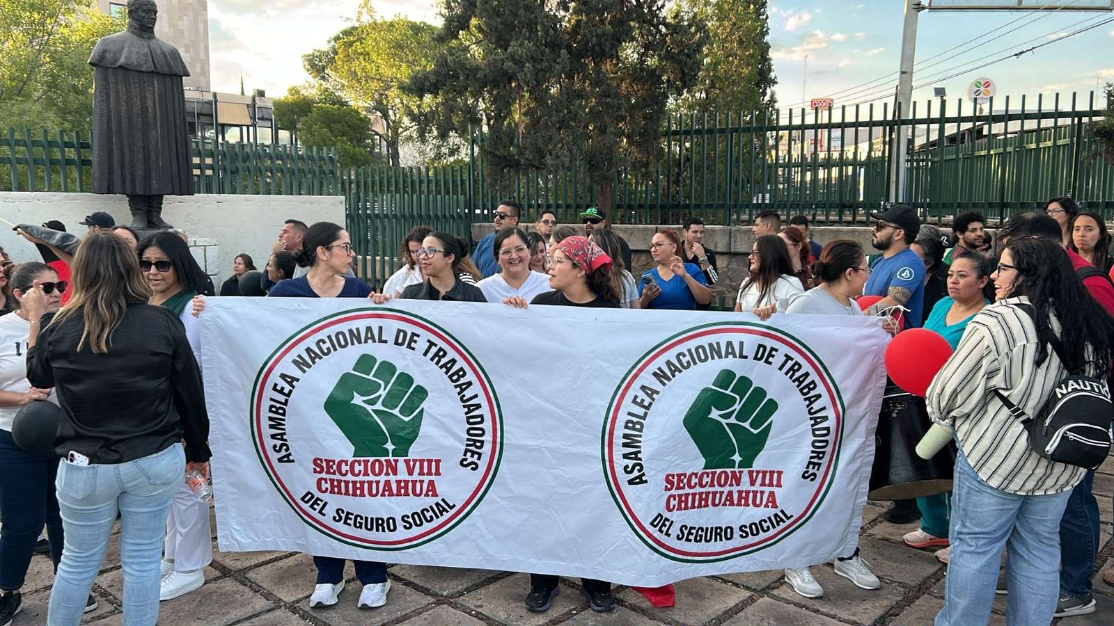 Protestan trabajadores del Imss al exterior del Hospital Morelos 