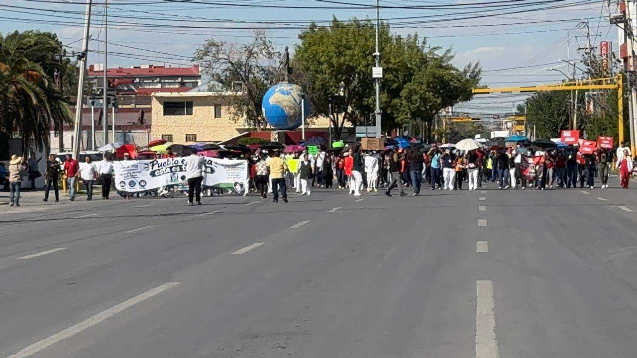 Marchan cientos de empleados del IMSS; cierran la López y la Vicente Guerrero