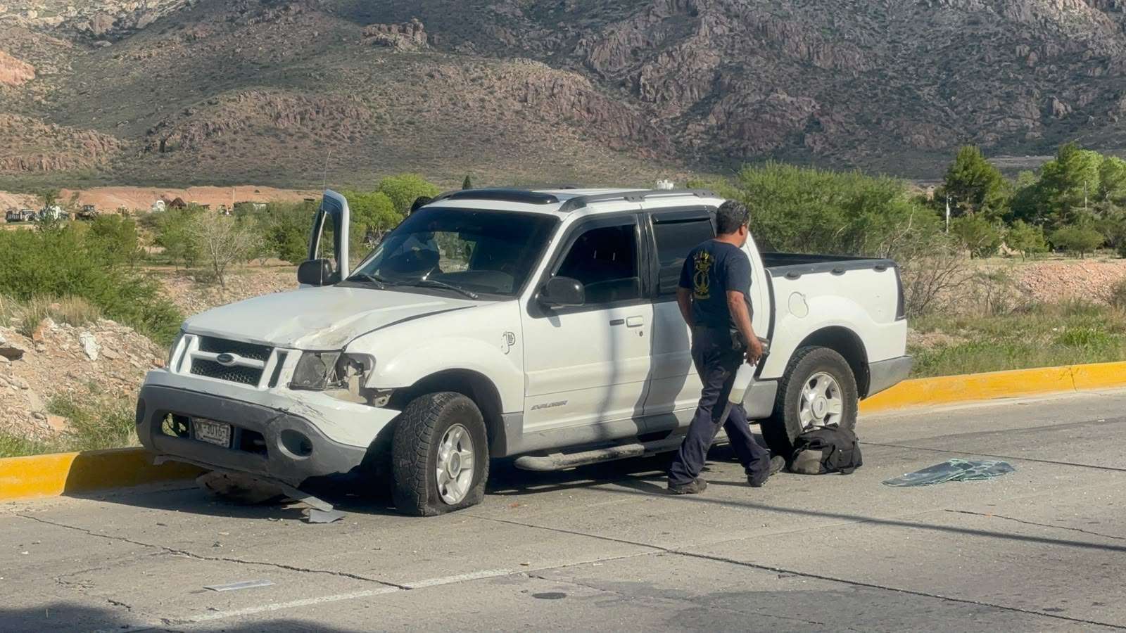 Impacta camioneta contra auto detenido en Vialidad Sacramento