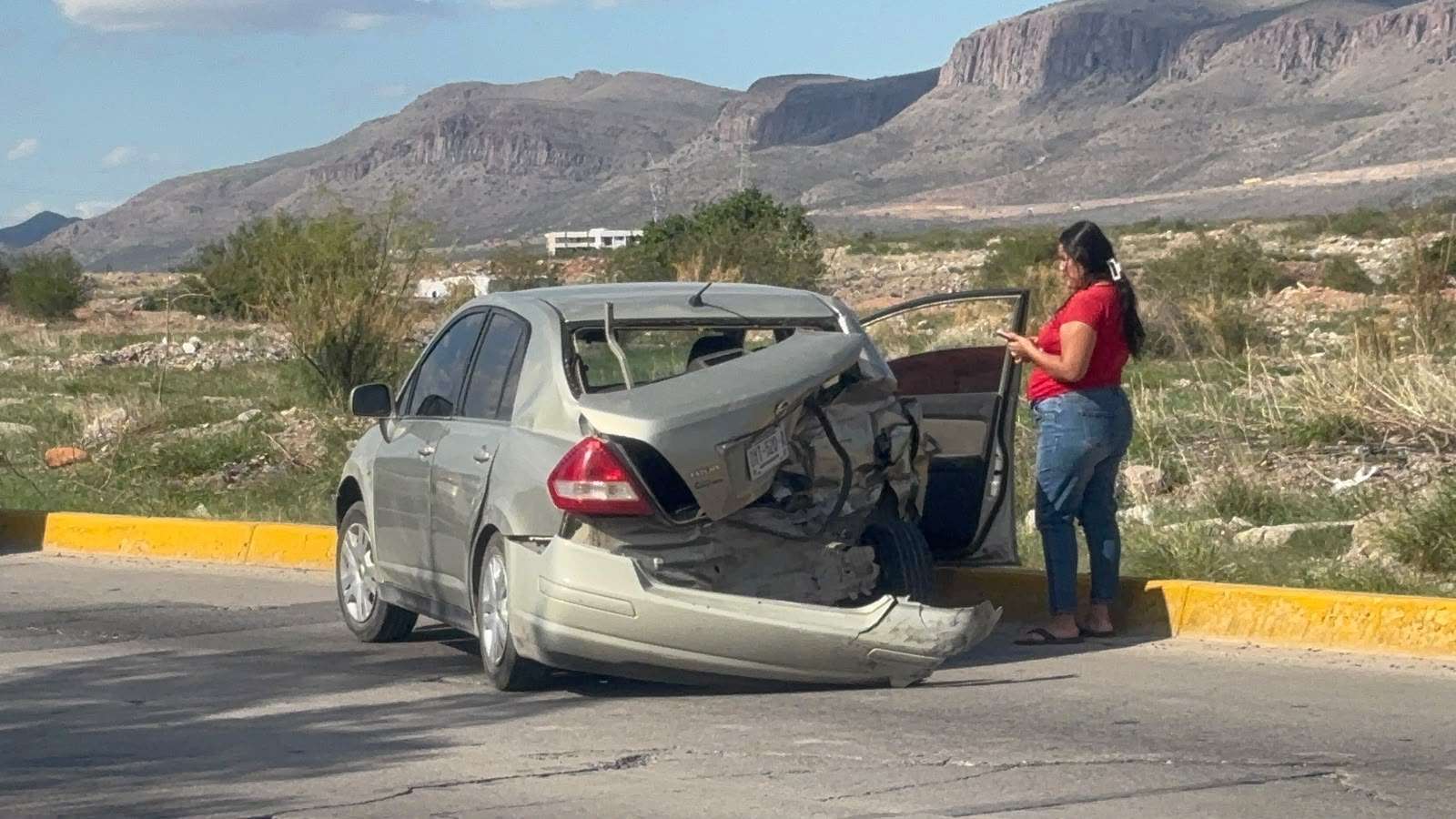 Impacta camioneta contra auto detenido en Vialidad Sacramento