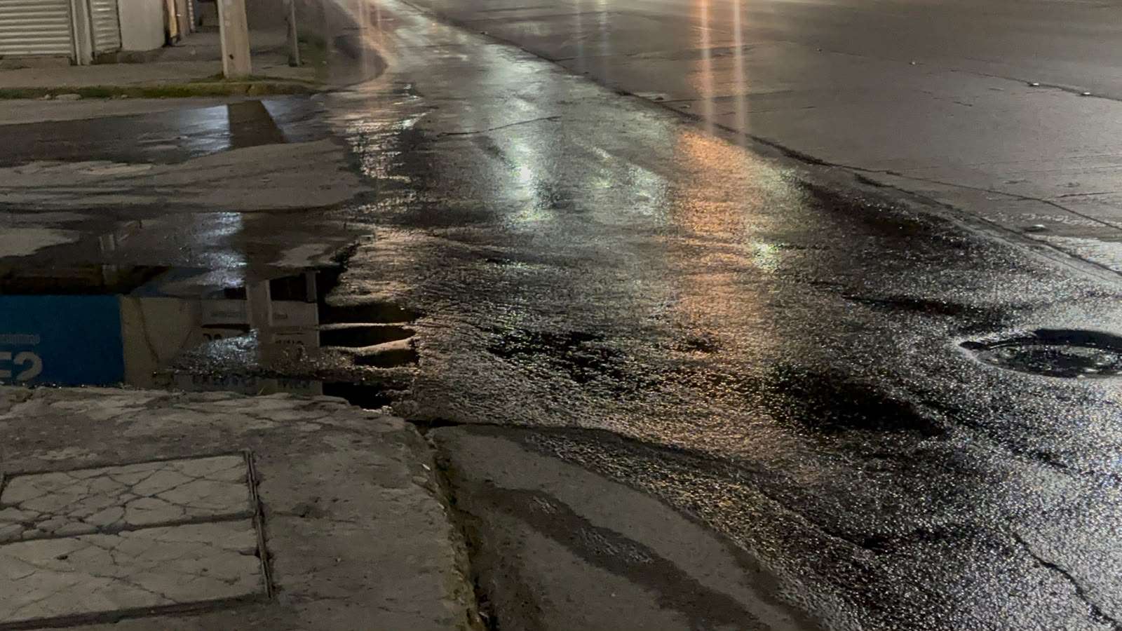 Reportan fuga de aguas negras en la Tecnológico