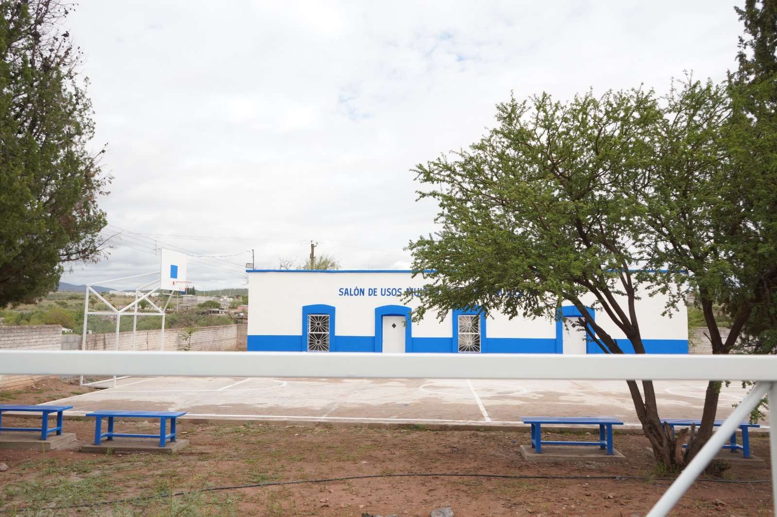 Rehabilitan cancha deportiva en la comunidad Chuvíscar