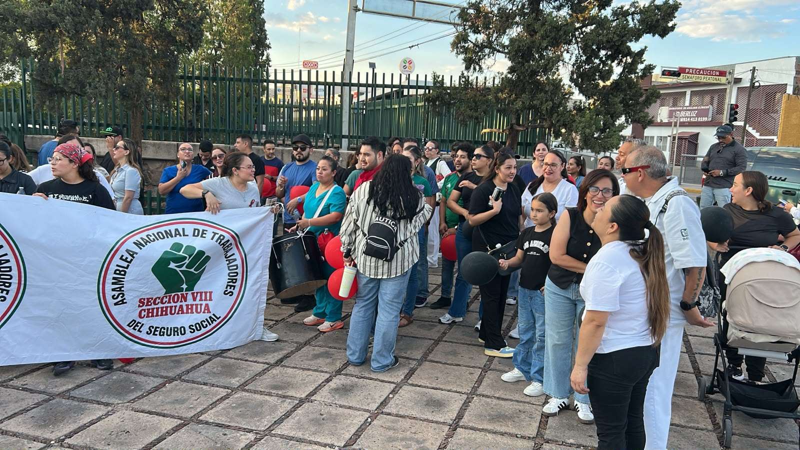 Protestan trabajadores del Imss al exterior del Hospital Morelos 