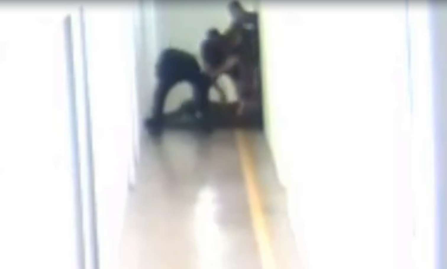 Difunden video de golpiza a reo por policías procesales