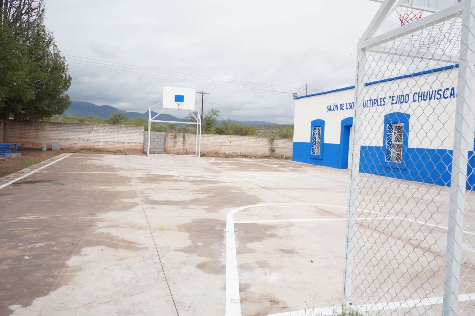 Rehabilitan cancha deportiva en la comunidad Chuvíscar