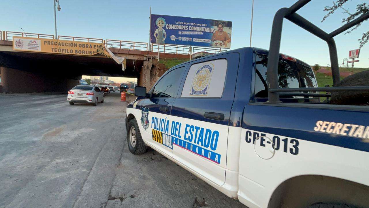 Inspeccionan daños en puente de Universidad y Teófilo Borunda 