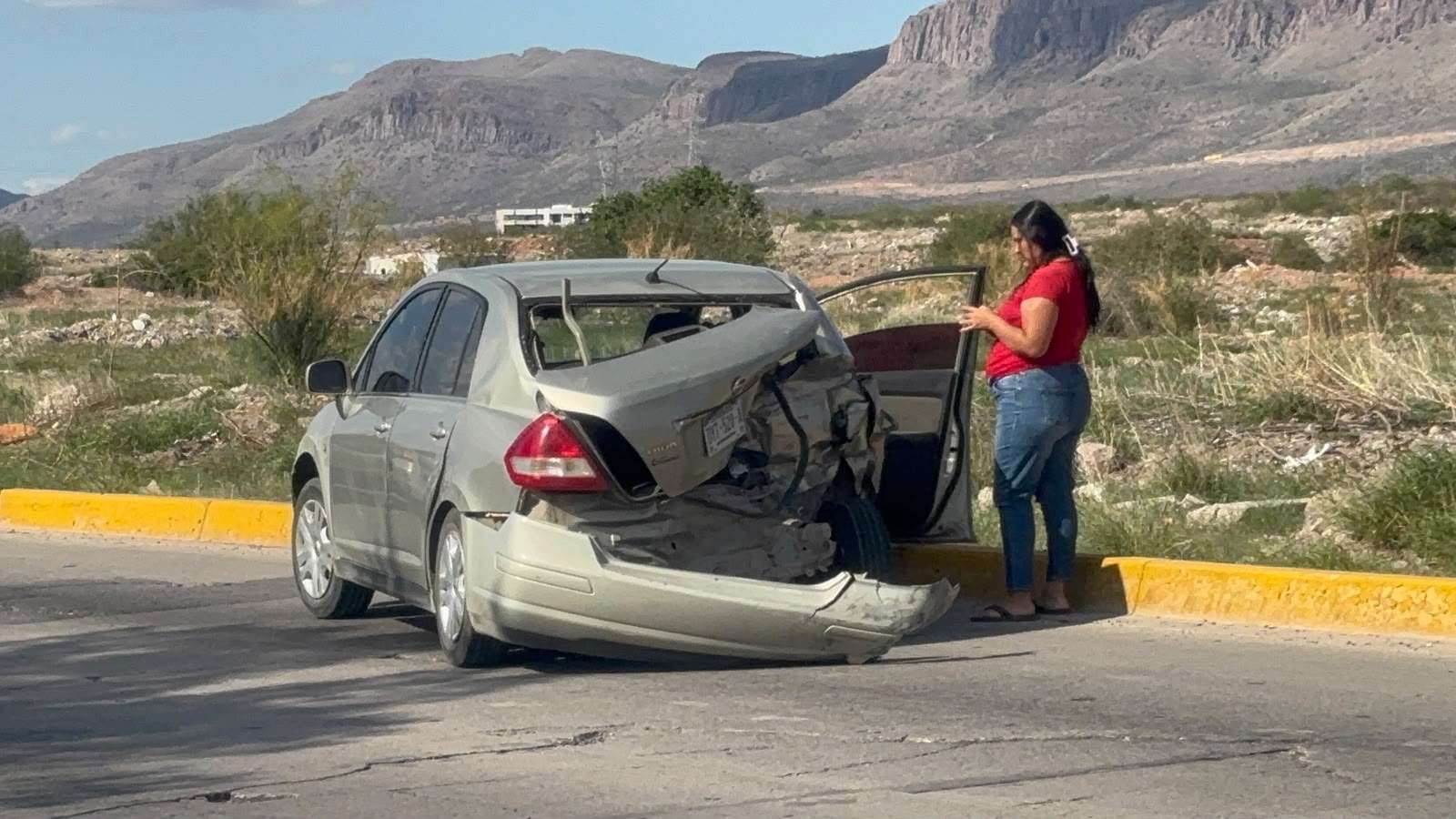 Impacta camioneta contra auto detenido en Vialidad Sacramento