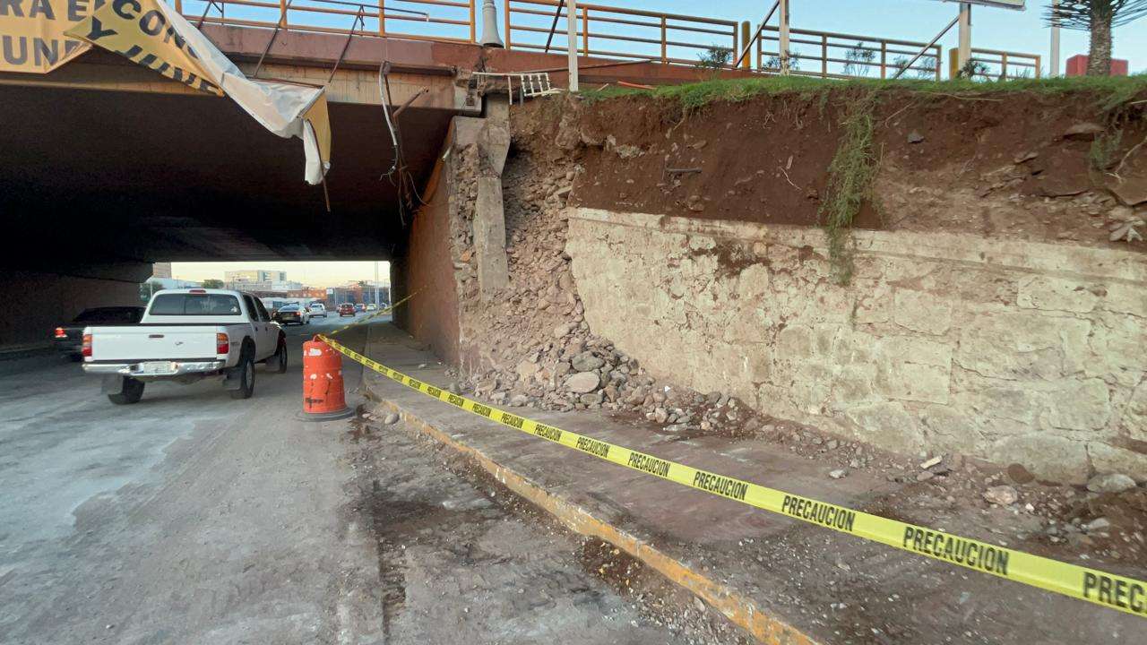 Inspeccionan daños en puente de Universidad y Teófilo Borunda 
