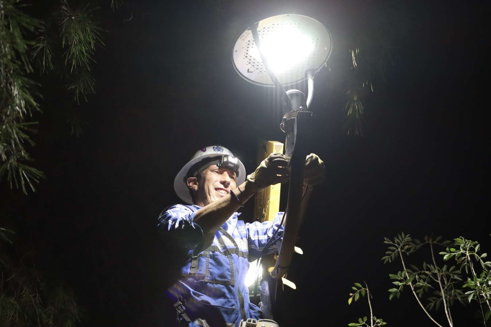 Modernizan iluminación de parques con tecnología LED