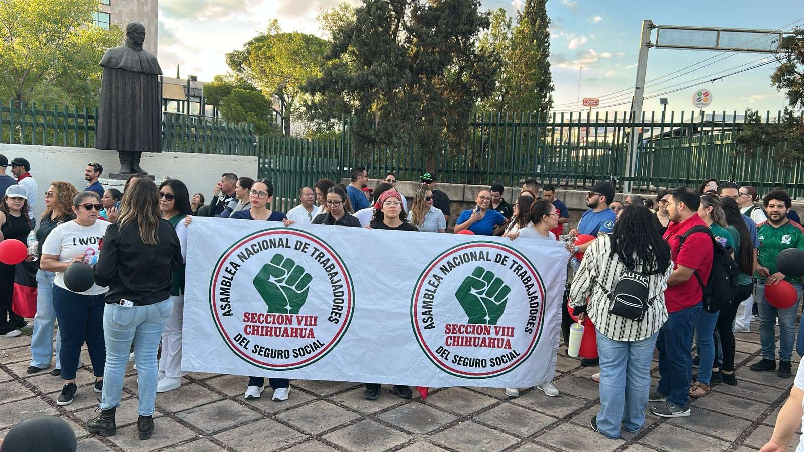 Protestan trabajadores del Imss al exterior del Hospital Morelos 