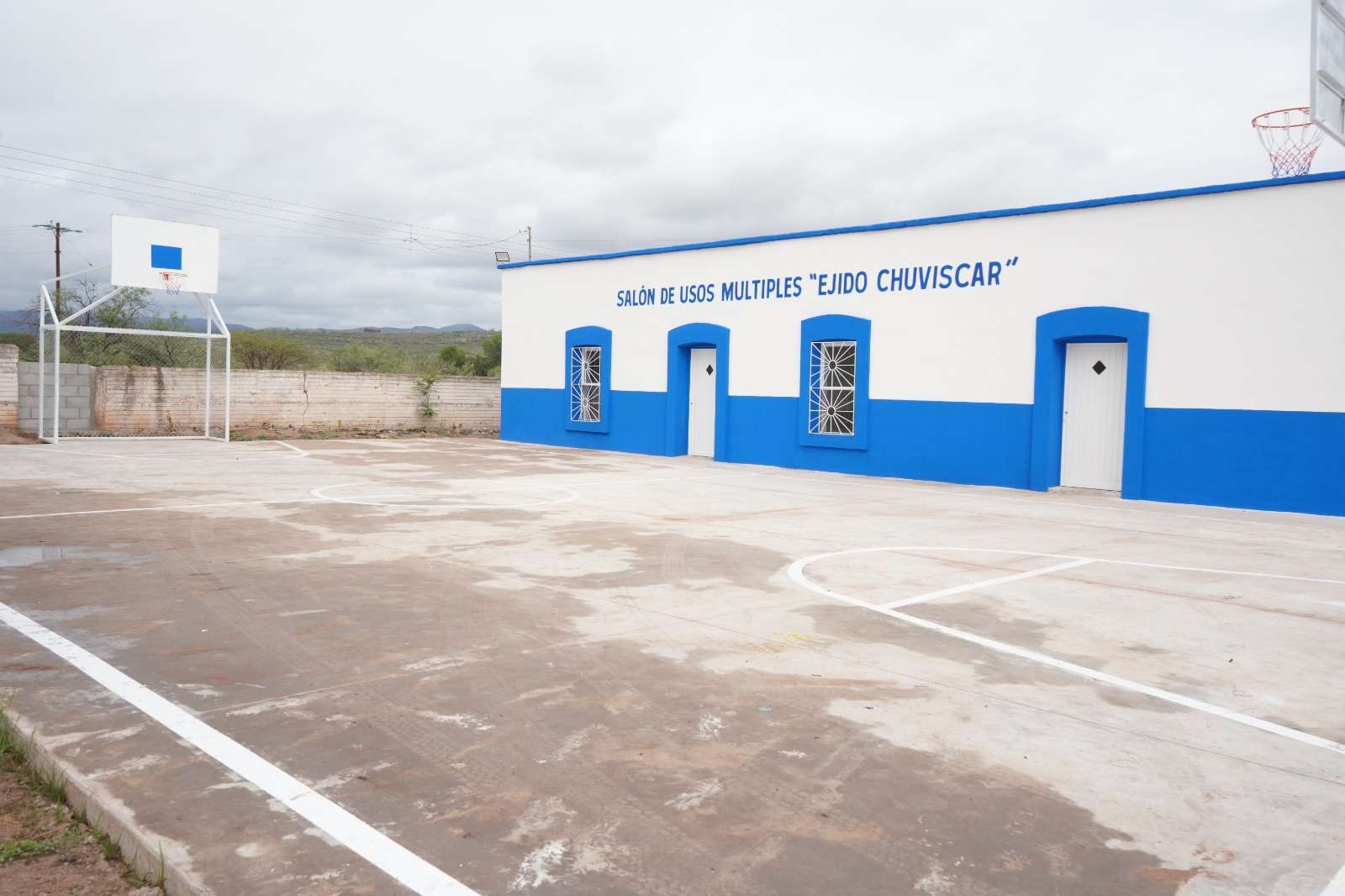 Rehabilitan cancha deportiva en la comunidad Chuvíscar
