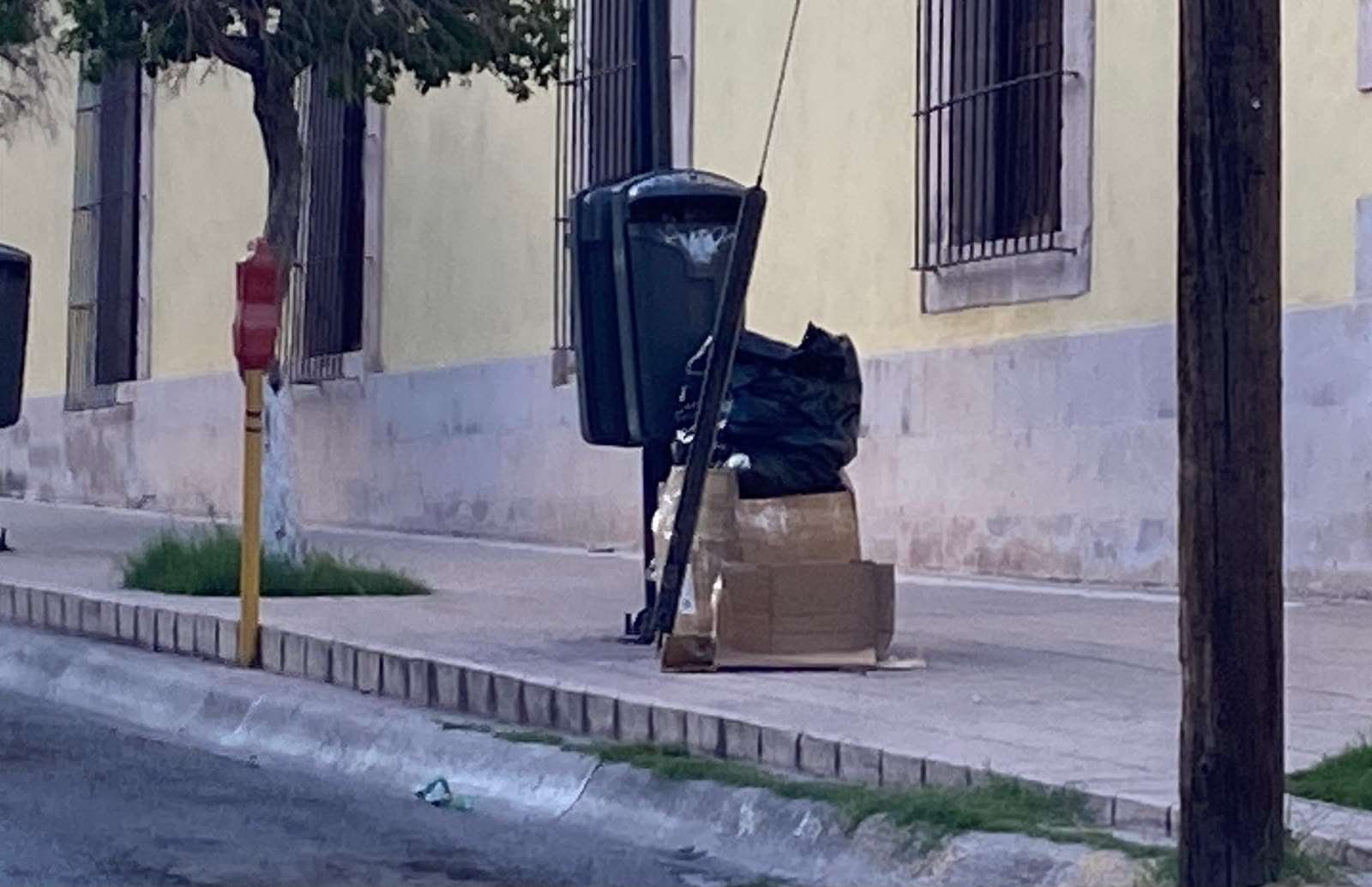 Acumulan locatarios basura en las calles del primer cuadro 
