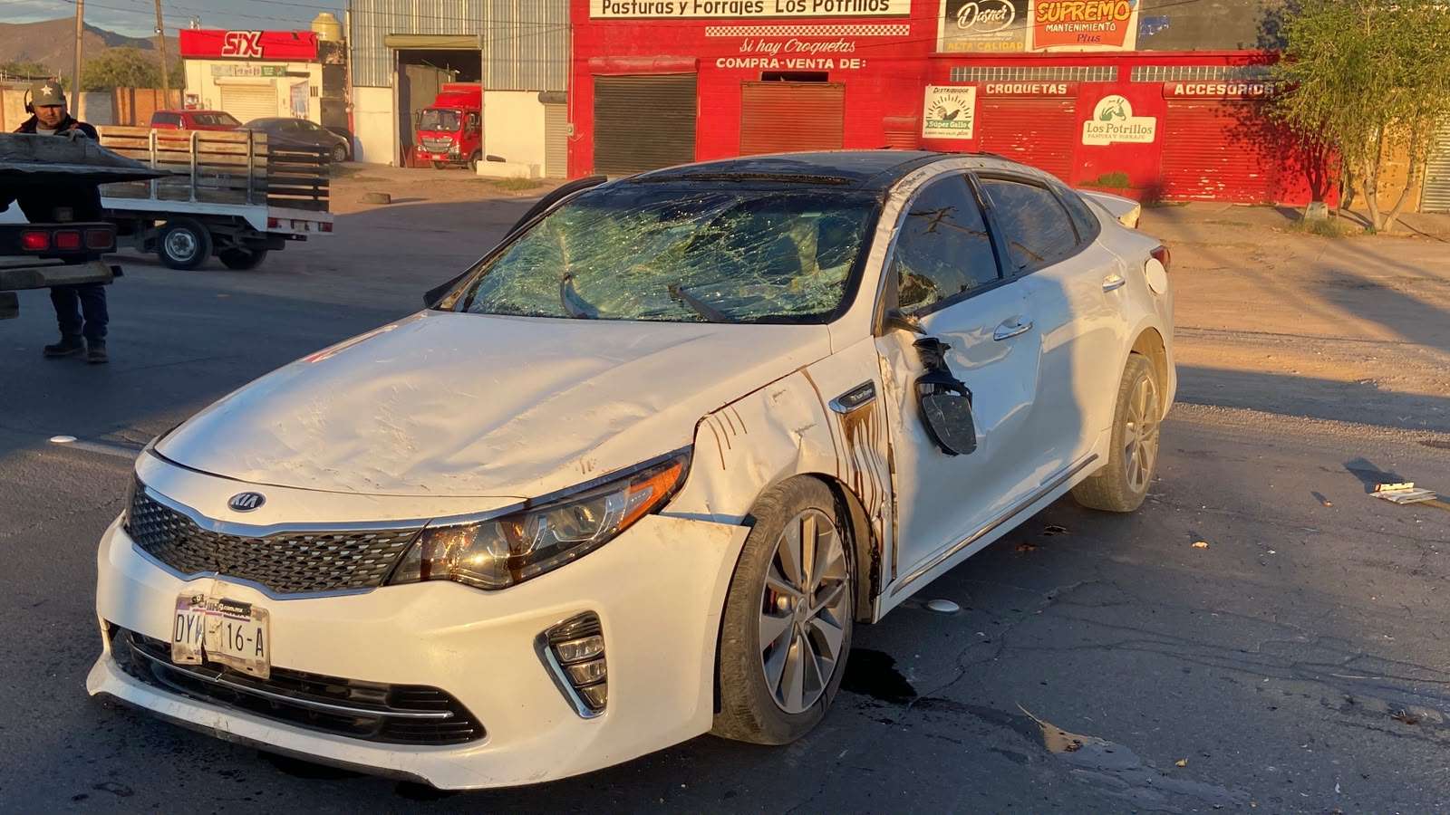 Vuelca conductor en la carretera a Aldama 