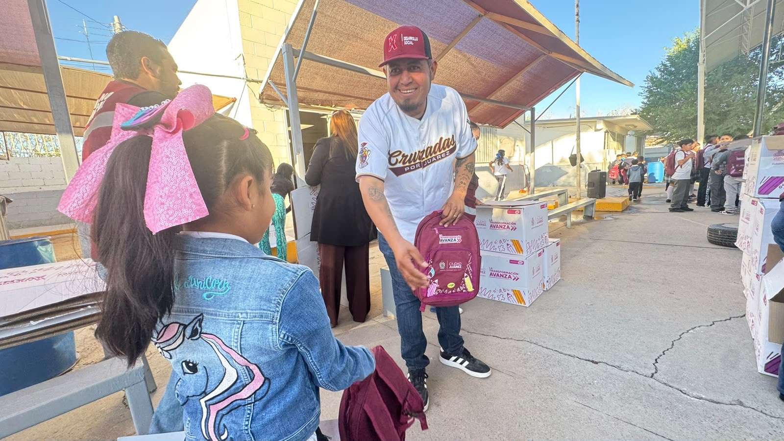 Entrega Municipio más de 7 mil mochilas en 25 escuelas 