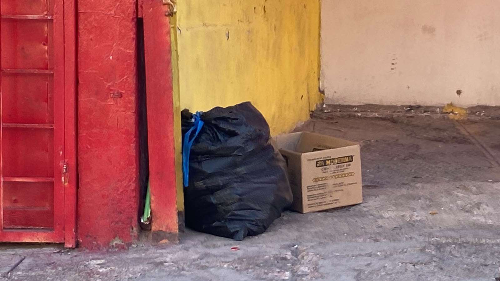 Acumulan locatarios basura en las calles del primer cuadro 