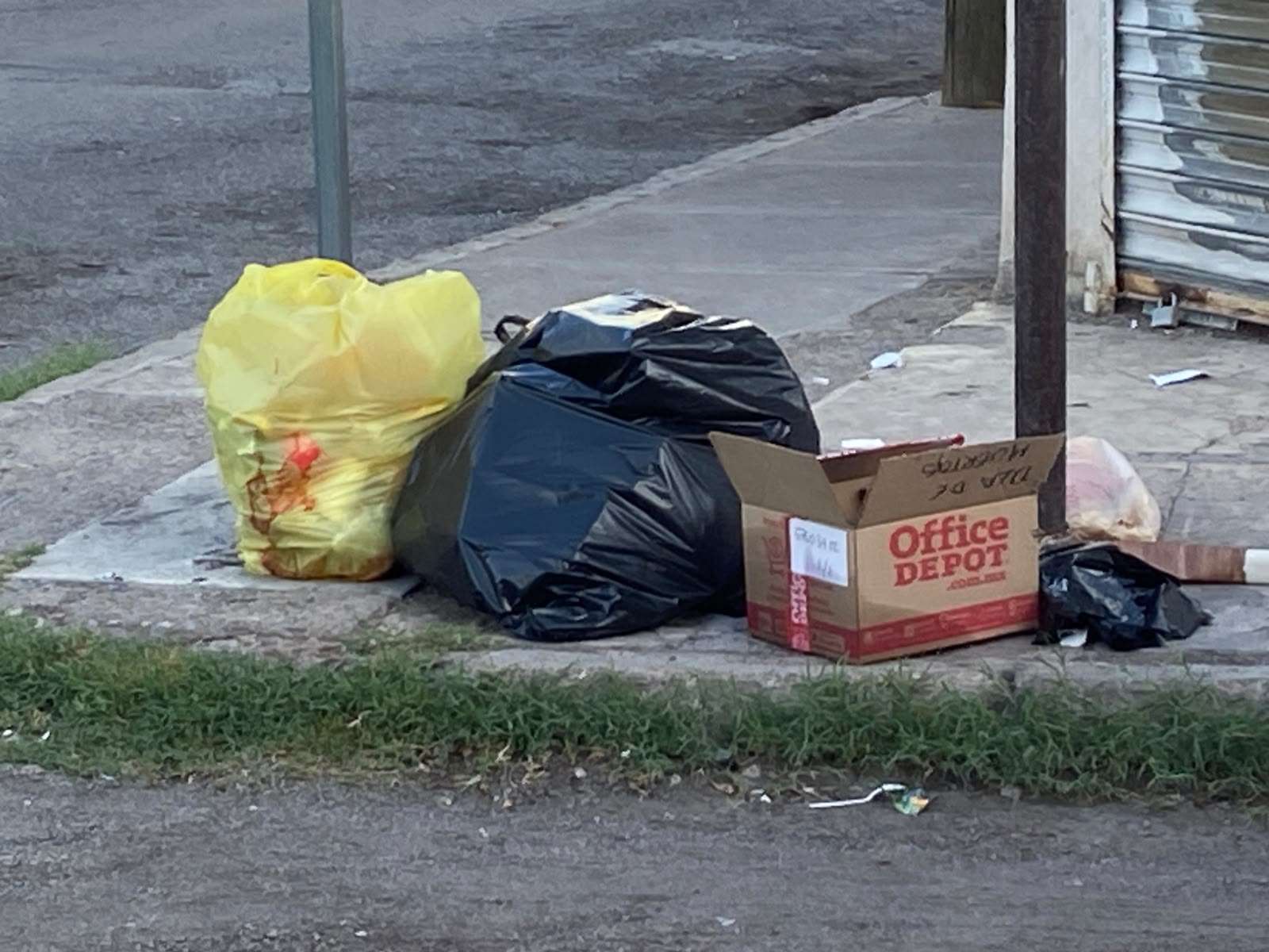 Acumulan locatarios basura en las calles del primer cuadro 