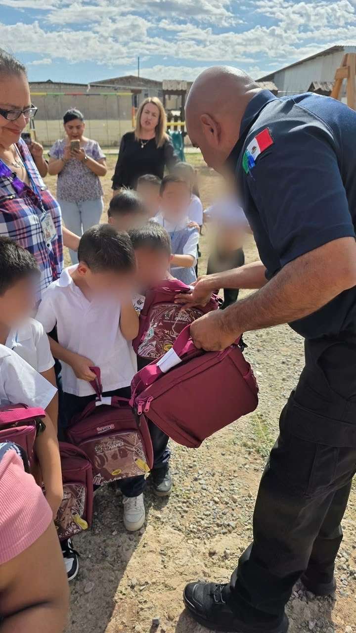Entrega Protección Civil loncheras en 5 preescolares