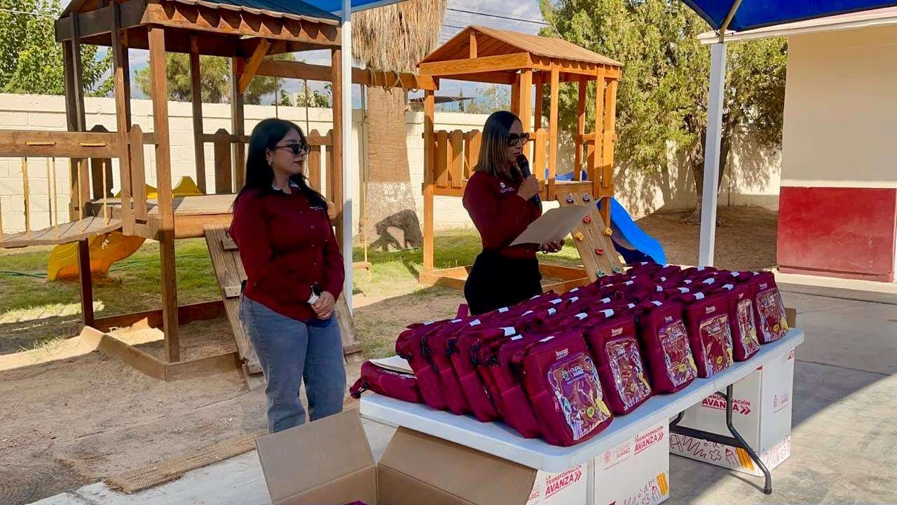 Entrega Protección Civil loncheras en 5 preescolares