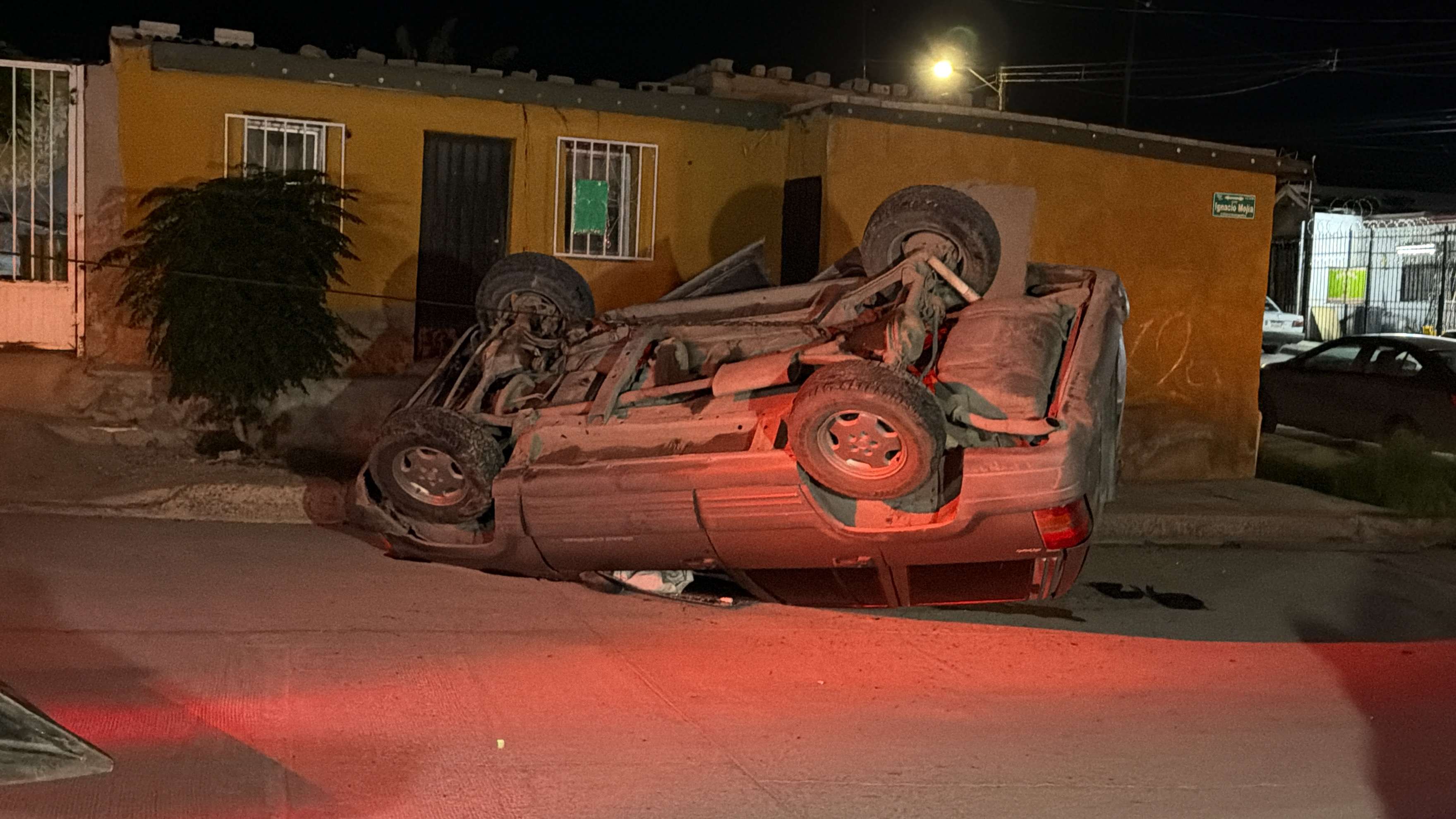 Vuelca Jeep Cherokee tras fuerte choque en la colonia Insurgentes; hay lesionados
