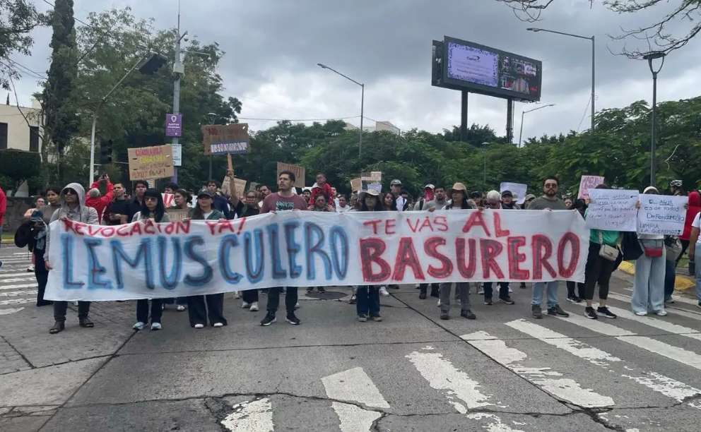 Exigen agua limpia y se enfrentan con policías en Guadalajara