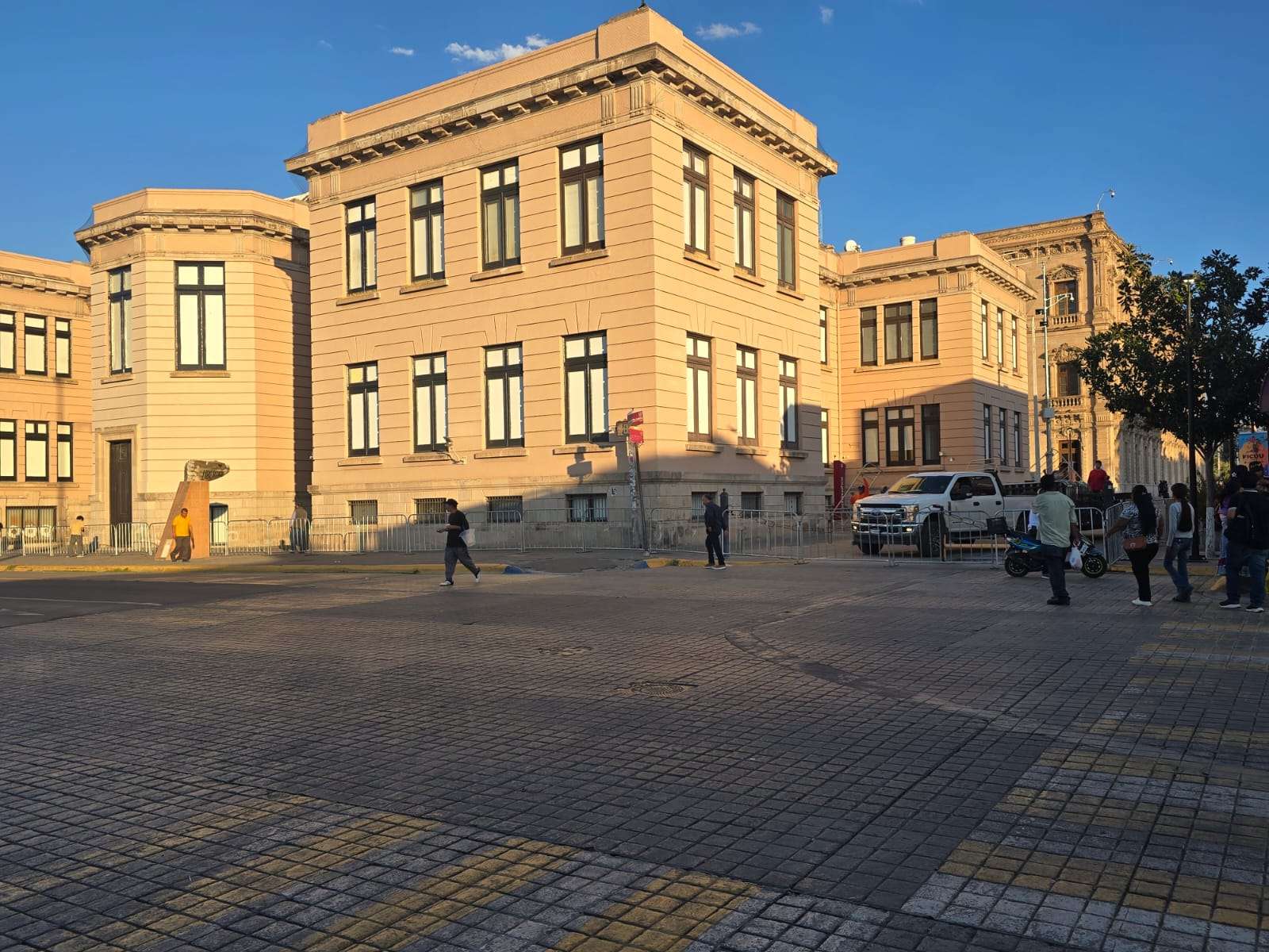 Preparan Centro Histórico para concierto de Alejandro Fernández