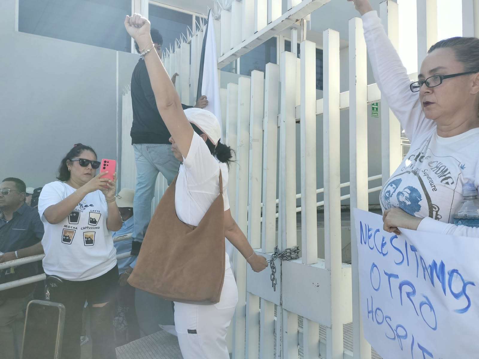 Marchan trabajadores del Imss; encadenan oficinas sindicales