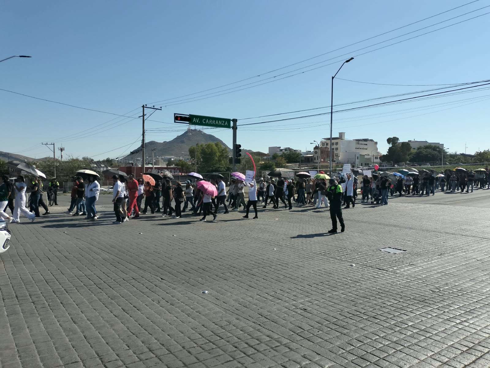 Marchan trabajadores del Imss; encadenan oficinas sindicales