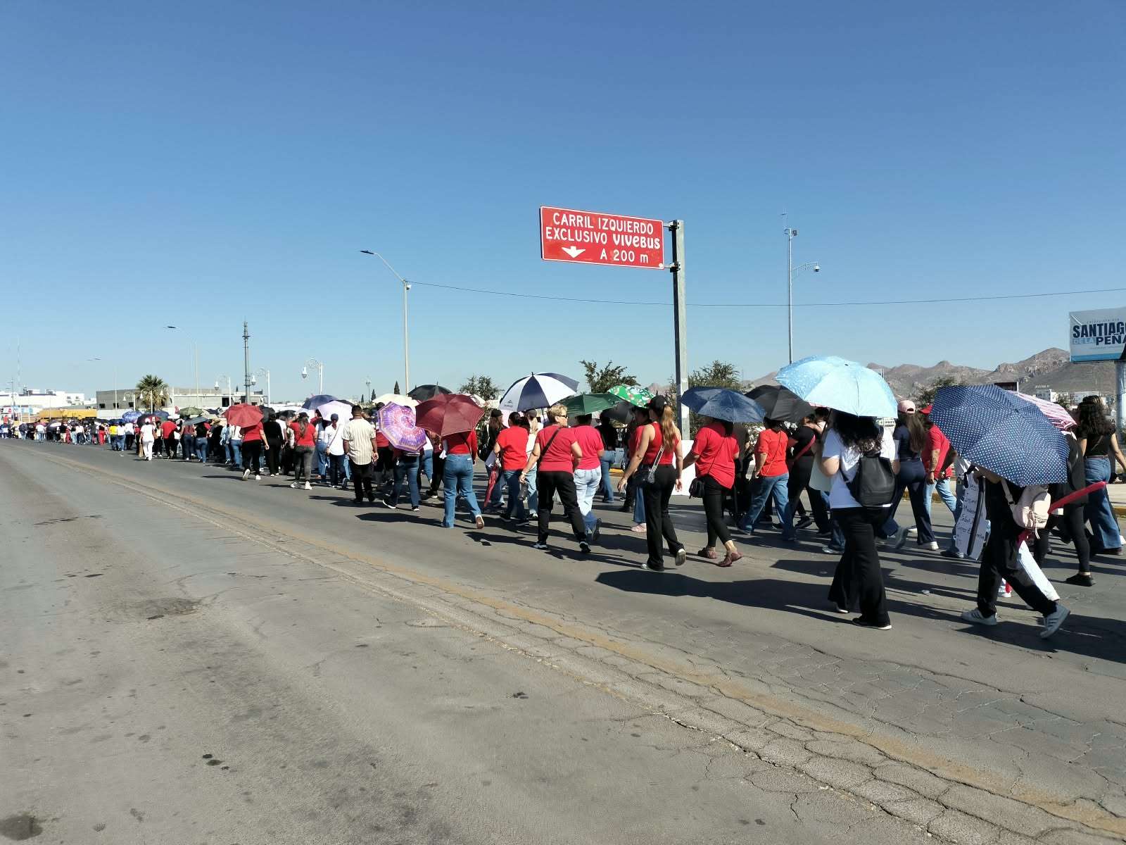 Marchan trabajadores del Imss; encadenan oficinas sindicales