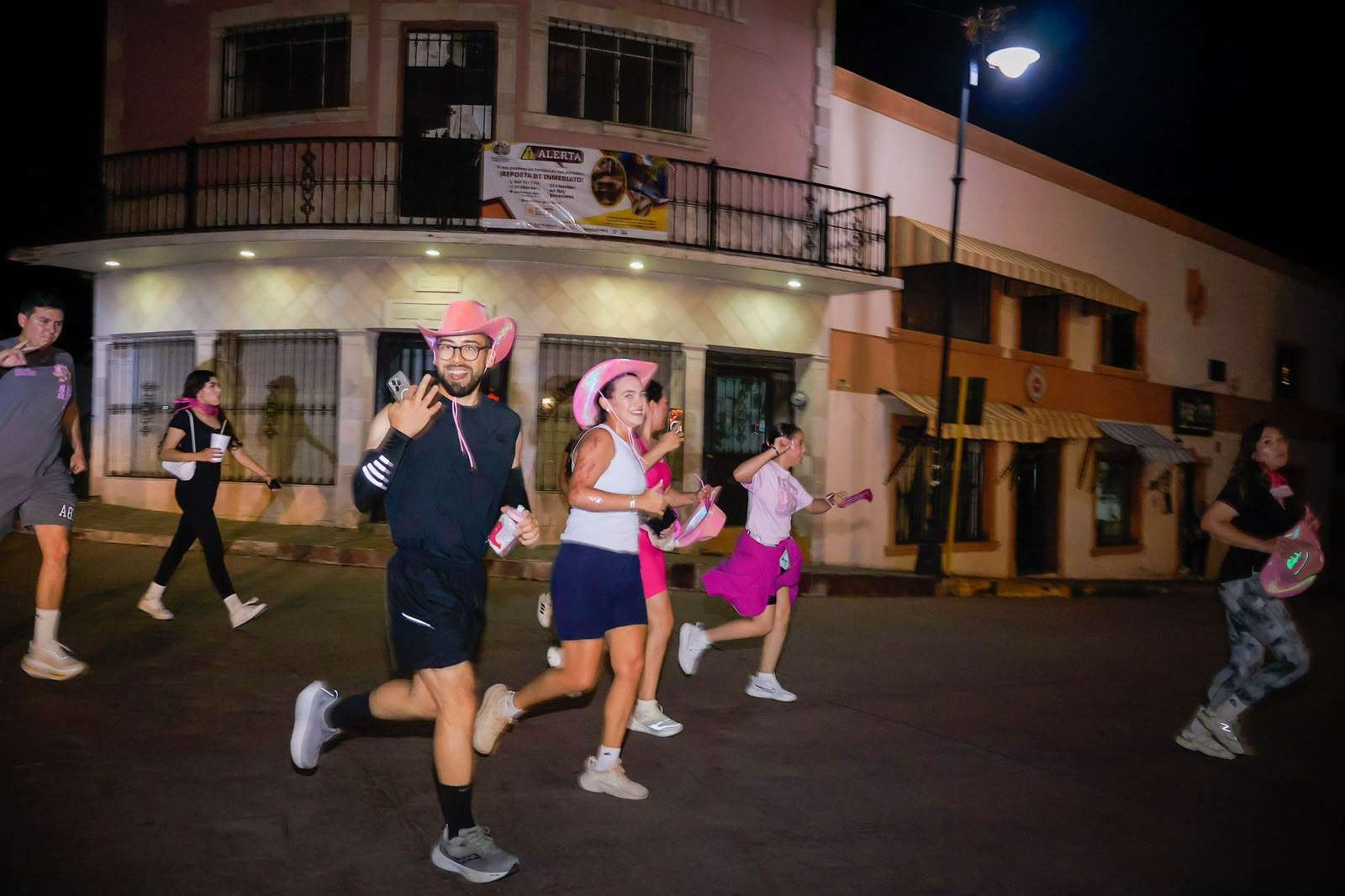 Promueven prevención del cáncer de mama con carrera en Parral