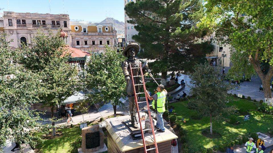 Limpian monumentos históricos por el 317 aniversario de Chihuahua